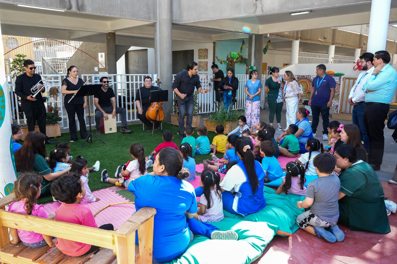 Niñas y niños participando en intervención musical de JUNJI en Antofagasta