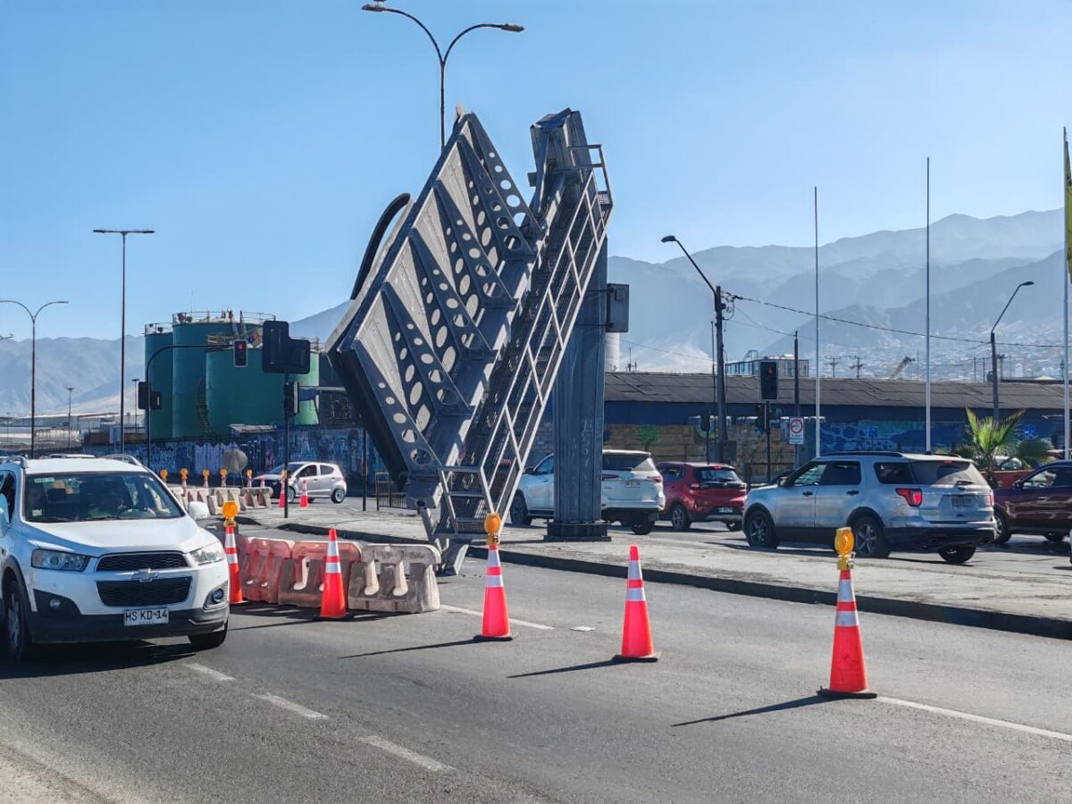 Buscan a responsables de derribar pantalla informativa en Antofagasta: Retiro de estructura será “complejo”
